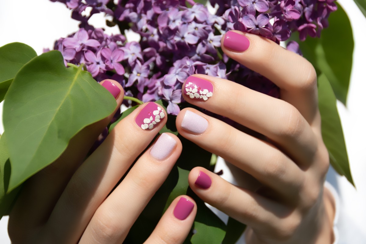 pink-nail-design-female-hand-with-pink-manicure-holding-purple-lilac (2)